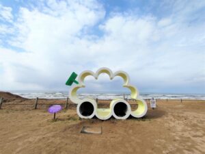 道の駅高松里海館のモニュメント「ブドウノオウチ」