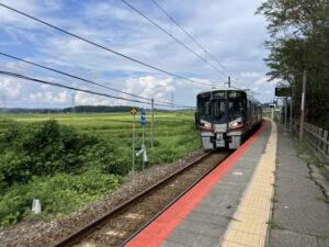 能登二宮駅のホームに到着する七尾線列車