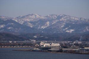内灘町から医王山を望む